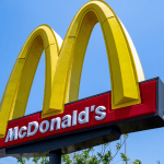 Krypto-Betrüger hackt McDonald's und macht ein Vermögen mit Solana-Memecoin