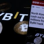 Bild eines BBC-Nachrichtenberichts über den Bybit-Hack, bei dem Ethereum (ETH) im Wert von 1,5 Milliarden US-Dollar gestohlen wurde. Im Hintergrund ist das Bybit-Logo mit Litecoin- und Bitcoin-Münzen zu sehen.