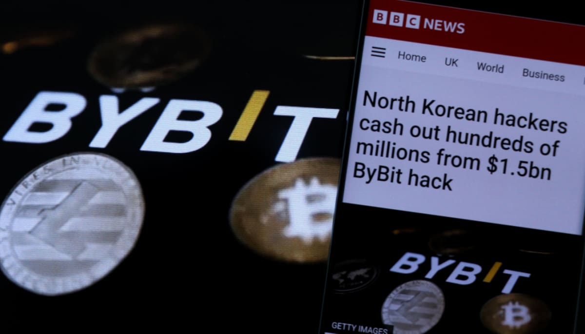 Bild eines BBC-Nachrichtenberichts über den Bybit-Hack, bei dem Ethereum (ETH) im Wert von 1,5 Milliarden US-Dollar gestohlen wurde. Im Hintergrund ist das Bybit-Logo mit Litecoin- und Bitcoin-Münzen zu sehen.