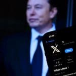 Ein Bild von Elon Musk im Hintergrund, mit einem Bild von X (ehemals Twitter) im App Store im Vordergrund.