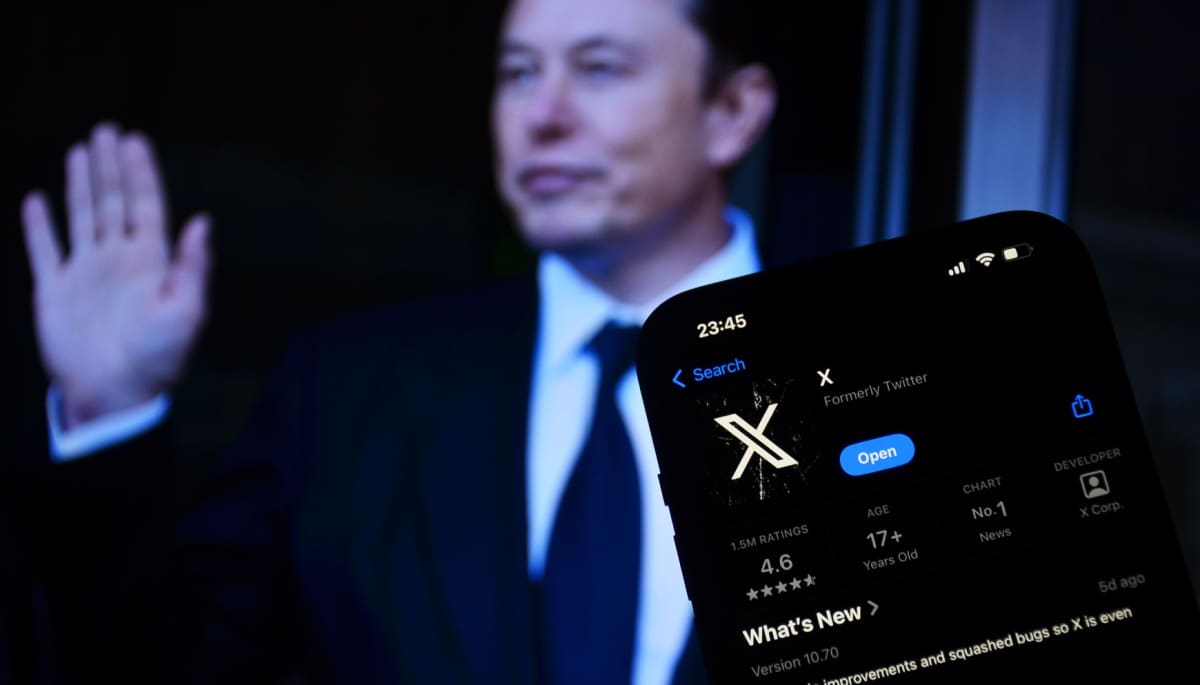 Ein Bild von Elon Musk im Hintergrund, mit einem Bild von X (ehemals Twitter) im App Store im Vordergrund.