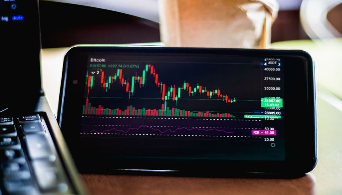 Ein sich konsolidierender (seitwärts bewegender) Kurs von Bitcoin, der wenig Preisbewegung zeigt, Kerzendiagramm