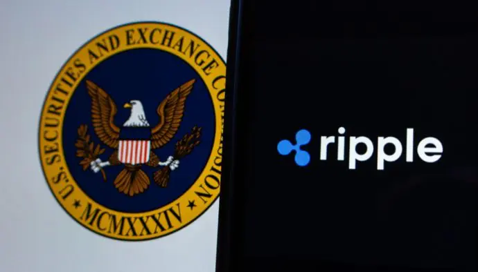 Das Logo von Ripple, dem Unternehmen hinter XRP, und dahinter das Logo der SEC, einer wichtigen Krypto-Aufsichtsbehörde