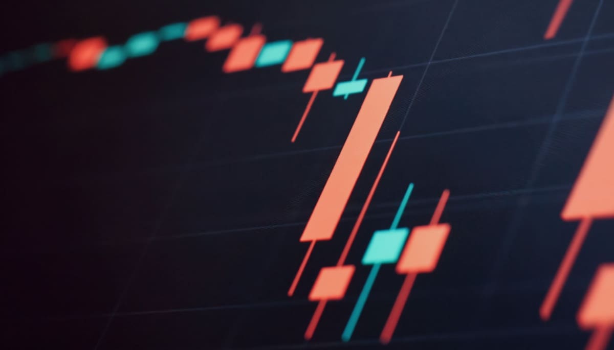 Candlestick-Chart mit roten und grünen Kerzen, die einen fallenden Bitcoin-Kurs anzeigen. Marktvolatilität von Kryptowährungen und technische Analyse digitaler Vermögenswerte